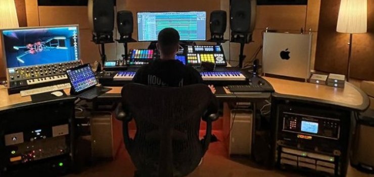 Κύπριος τραγουδιστής έκανε δώρο στον 17χρονο γιο του αυτοκίνητο αξίας €28,000