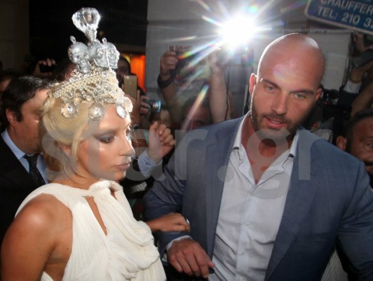 Δείτε το sexy σωματοφύλακα της Lady Gaga που καίει καρδιές!