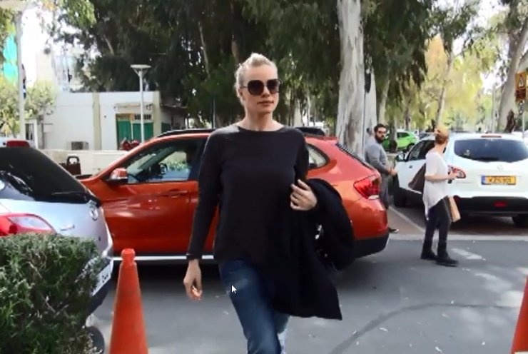 Ζέτα Μακρυπούλια: Έφτασε στο Δημοτικό Θέατρο Στροβόλου [βίντεο]