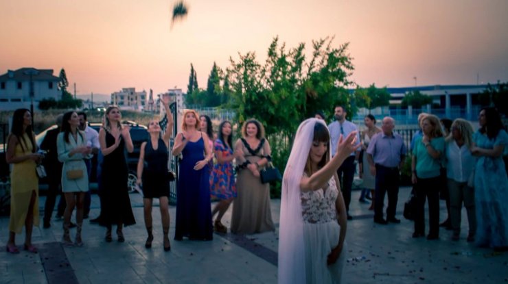 Κύπριος τραγουδιστής ανέβηκε τα σκαλιά της εκκλησίας πλάι στις γυναίκες της ζωής του [εικόνες]