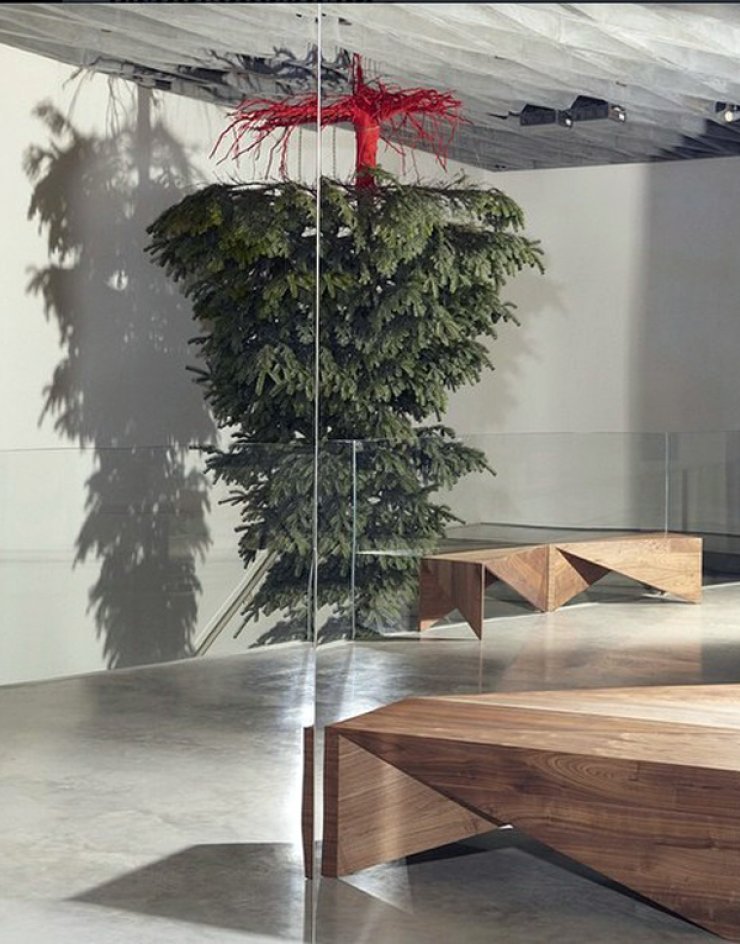 Σε ποιο σπίτι της showbiz στόλισαν το δέντρο... ανάποδα;