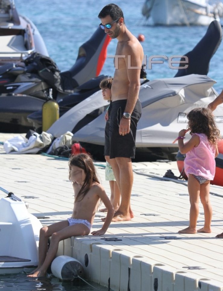 Μ. Βερνίκου - Μ. Καμπουρίδης: Με τα παιδιά τους στη Μύκονο!