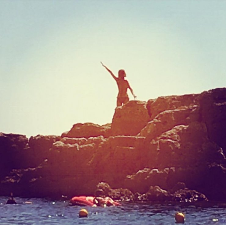 Ηθοποιός κυπριακής σειράς ξεκαθαρίζει εάν είναι ζευγάρι με γνωστό τραγουδιστή