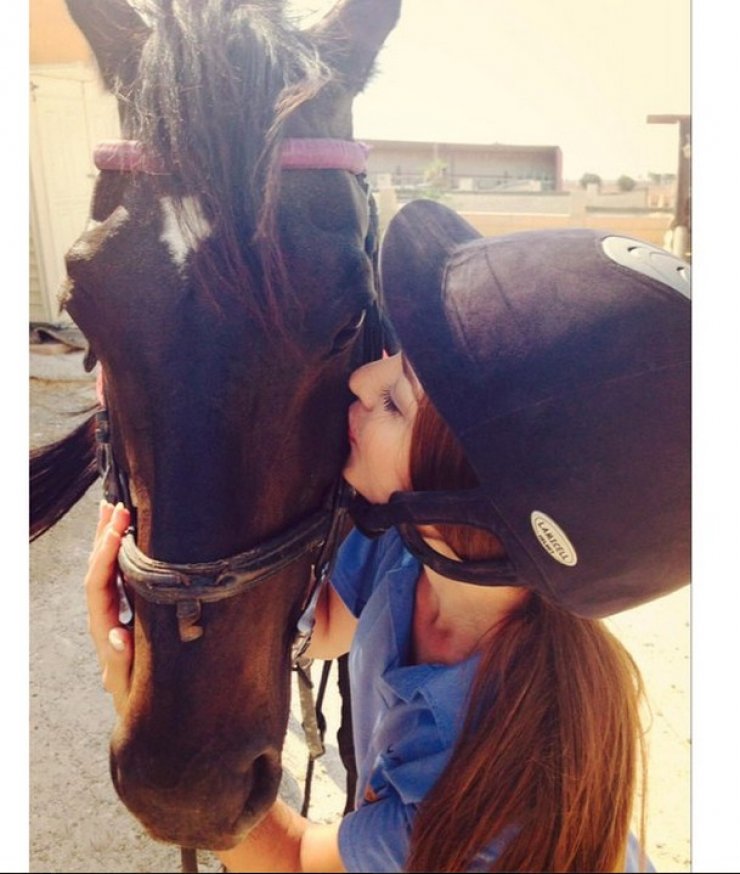 Ποια Κύπρια δίνει ένα γλυκό φιλί σε άλογο; 