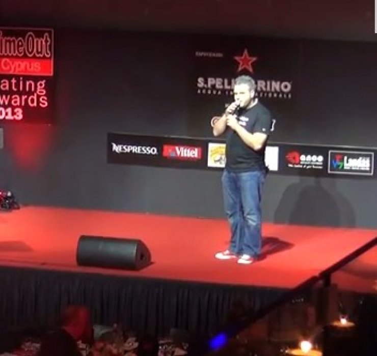 Ο απολαυστικός Λούης Πατσαλίδης στην έναρξη των Time Out Eating Awards [video]