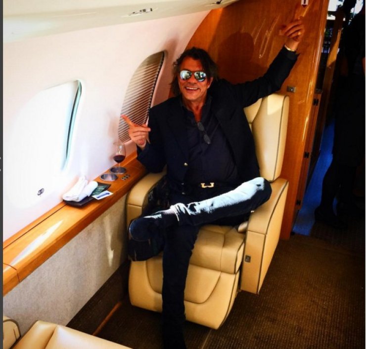 Ηλίας Ψινάκης: Τι απαντά μπροστά στις κάμερες όταν του ζητούν να βγάλει τα γυαλιά ηλίου