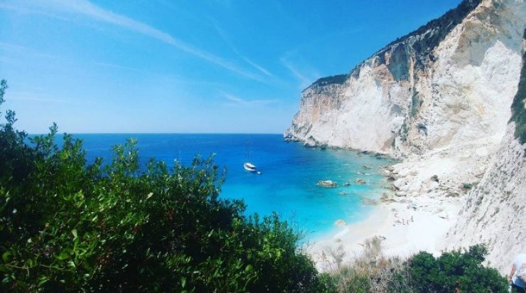 Πρωταγωνίστρια κυπριακής σειράς άναψε φωτιές με τη φωτογραφία της σε παραλία!