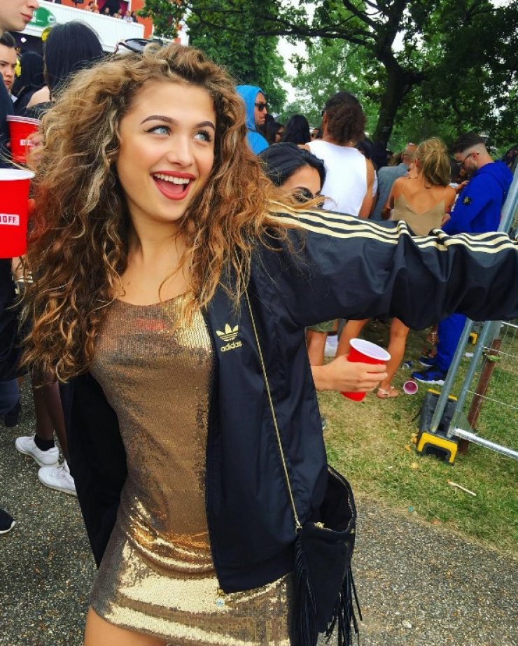 Αυτή η κουκλάρα είναι κόρη επώνυμης Κύπριας!