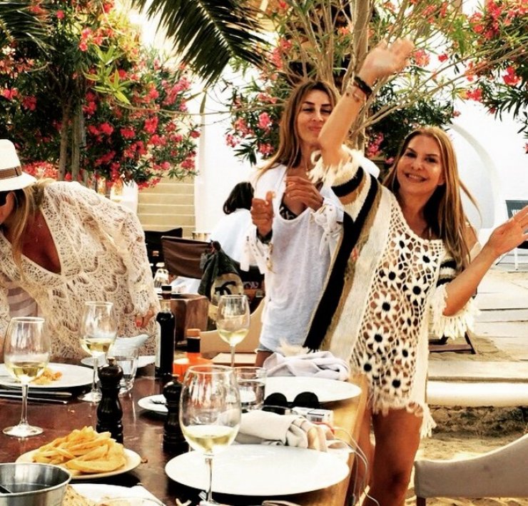 Κάτια Θεοδότου: Σε τρελά κέφια στη Μύκονο