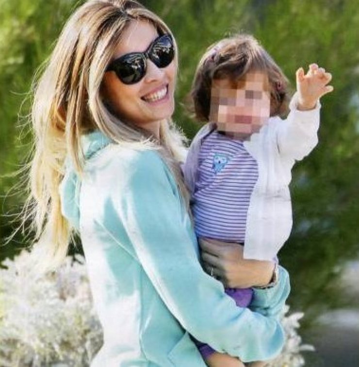 Μαριέττα Χρουσαλά: Αγκαλιά με την ενός χρονών κόρη της, Μάργκω