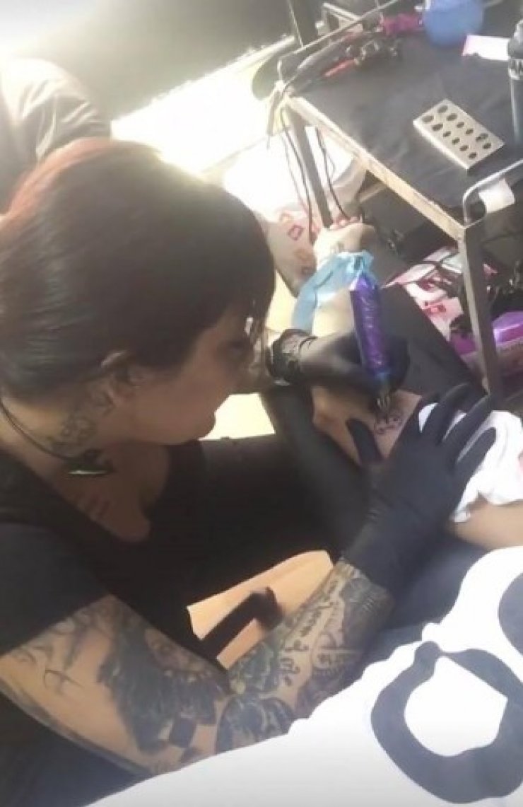 Κύπρια socialite της "χτυπάνε" tattoo και εκείνη τραβάει βίντεο…