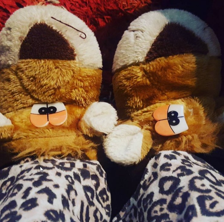 Κύπρια παρουσιάστρια επέστρεψε στο πατρικό της και φόρεσε τις παιδικές της παντόφλες