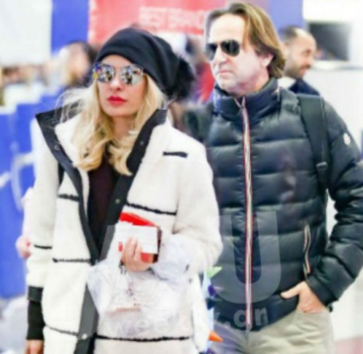 Ελένη Μενεγάκη: Δείτε την με τον Ματέο και τις κόρες της στο αεροδρόμιο [εικόνες]