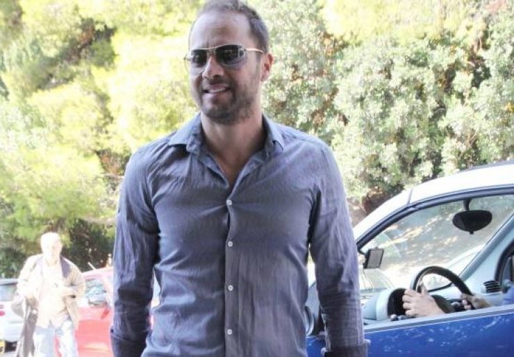 Ο Μέμος Μπεγνής καταγγέλλει ότι γνωστός ηθοποιός του έκλεψε την πιστωτική κάρτα!