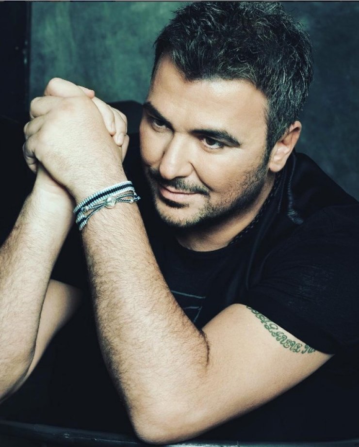 Αντώνης Ρέμος: Παραδέχθηκε on camera πως παντρεύτηκε και δεν το πήρε κανείς χαμπάρι!