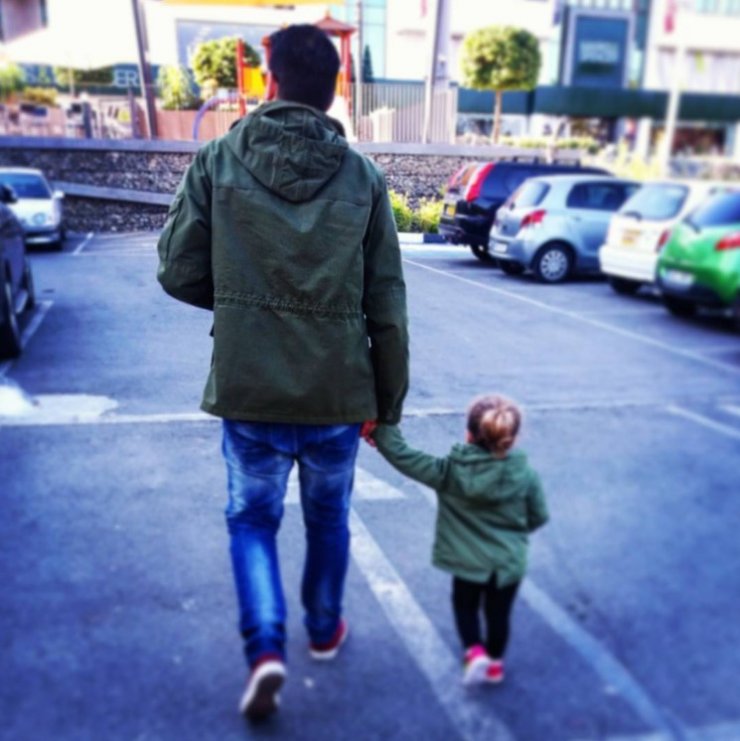 Κύπριος παρουσιαστής ντυμένος το ίδιο με την κόρη του που έχει σήμερα γενέθλια!