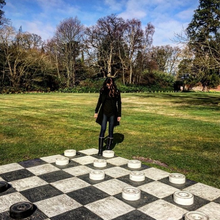 Ελληνίδα τραγουδίστρια ανεβαίνει τα σκαλιά της εκκλησίας με επώνυμο Έλληνα