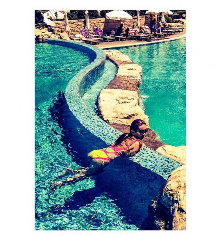 Κύπρια ηθοποιός αναστατώνει τους λουόμενους σε πισίνα πολυτελούς resort της Πάφου με το sexy μαγιό της