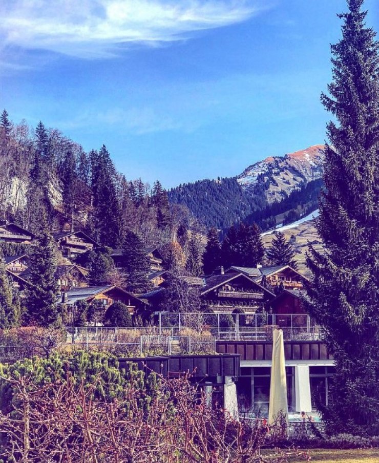 Επώνυμο ζευγάρι της Κύπρου κάνει διακοπές στο μαγευτικό χιονοδρομικό κέντρο Gstaad