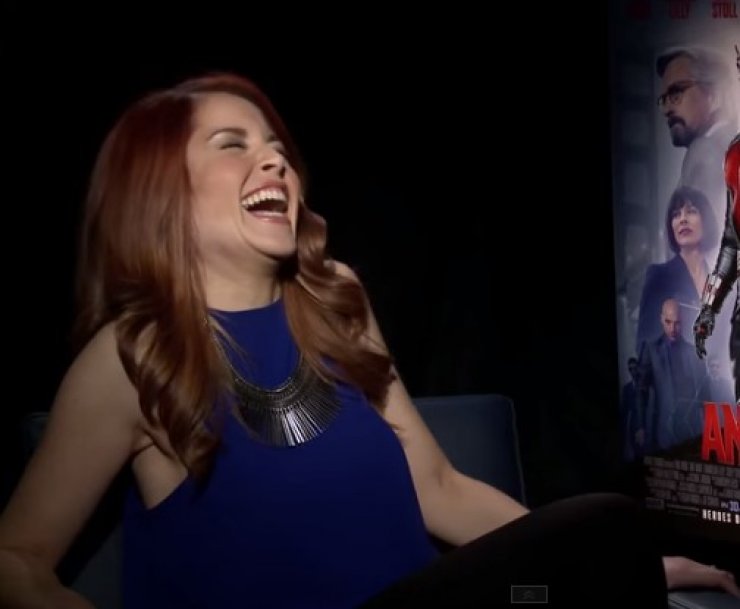 Ο ηθοποιός αερίζεται την ώρα της συνέντευξης και η δημοσιογράφος ξεσπά σε γέλια [βίντεο]