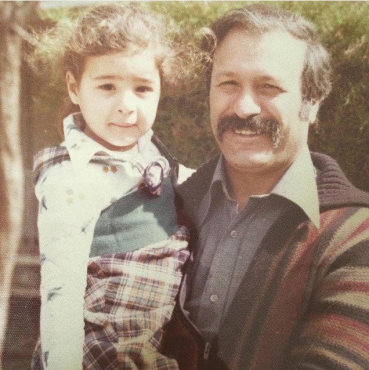 Η απίστευτη ομοιότητα επώνυμης Κύπριας με τον γιο της