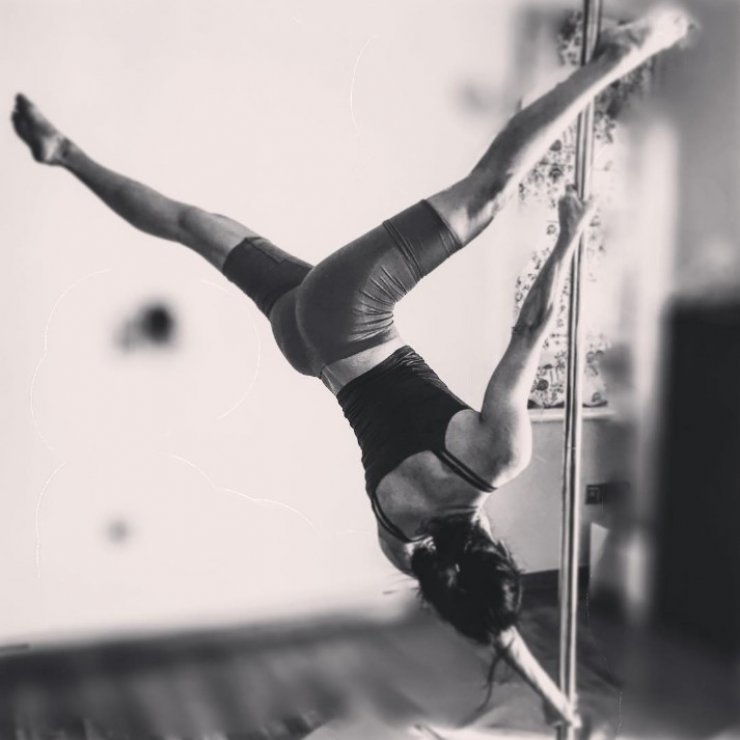 Pole dancing για την εκρηκτική και πανέμορφη σύζυγό επώνυμου Κύπριου