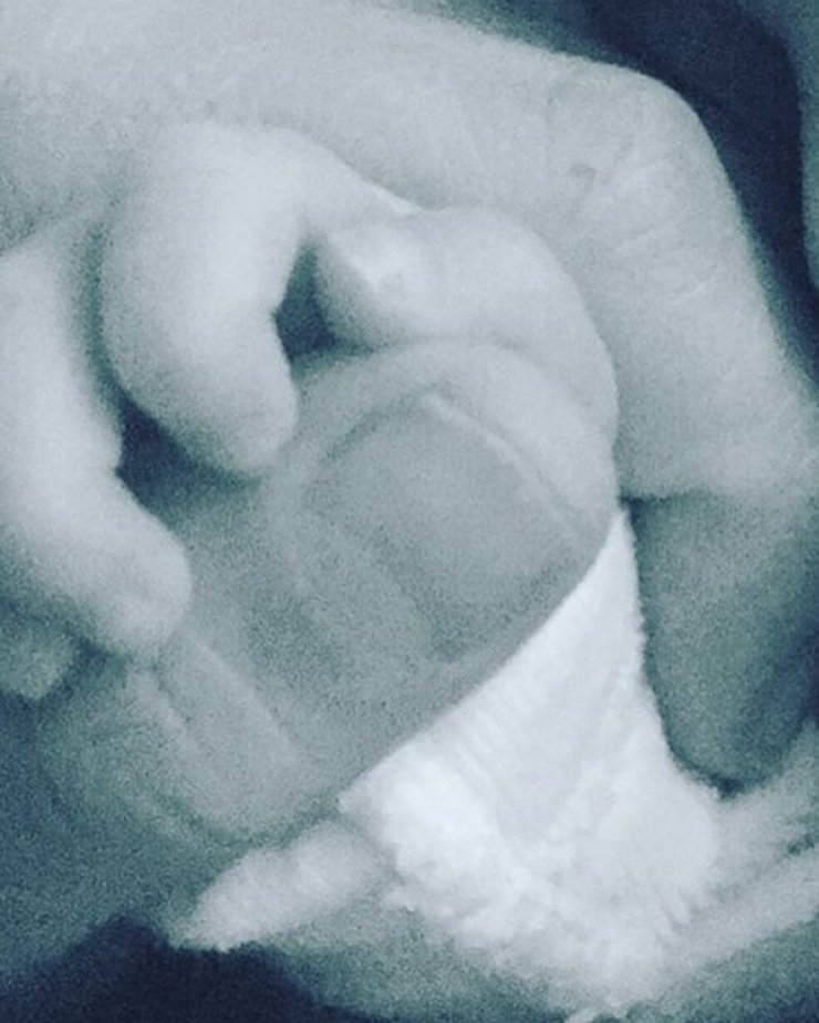 Ο Έλληνας ηθοποιός μας δείχνει πως περνάει στο σπίτι με το νεογέννητο γιο του