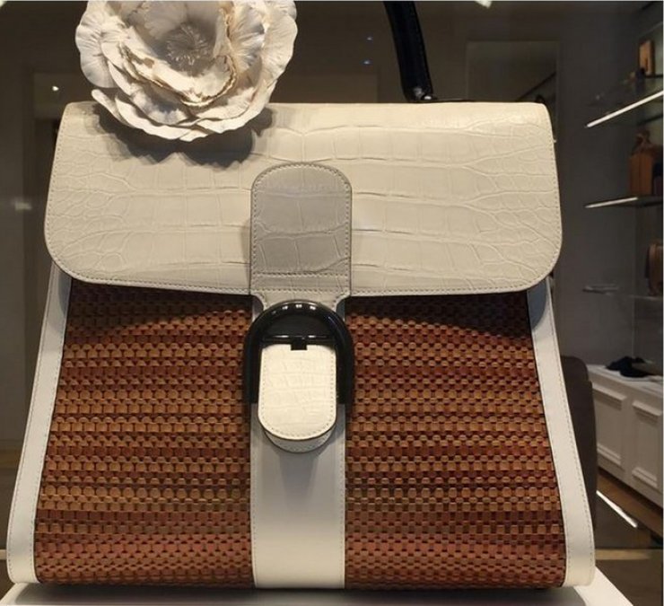 Ελληνίδα παρουσιάστρια είδε την τιμή της τσάντας και σοκαρίστηκε!