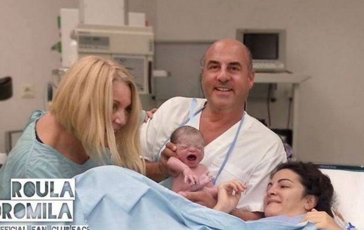 Η Ρούλα Κορομηλά στην αίθουσα τοκετού για την γέννηση του μπέμπη φίλης της