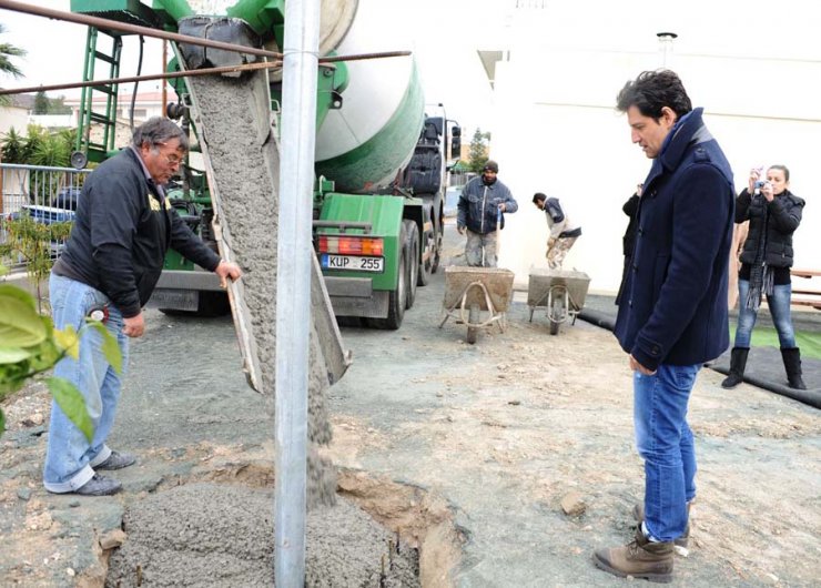 Σάκης Ρουβάς: Δείτε τον στην Αλάμπρα να δίνει οδηγίες για να μπει μπετόν [εικόνες]