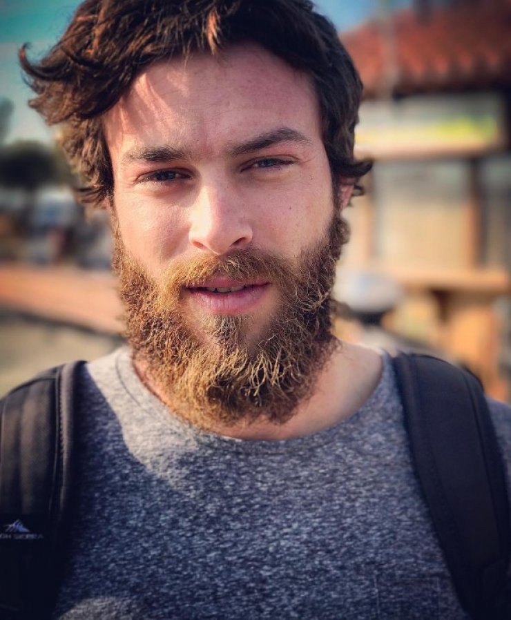 Δείτε τον Στέφανο Μιχαήλ να τραγουδά σε ταβέρνα της Αίγινας