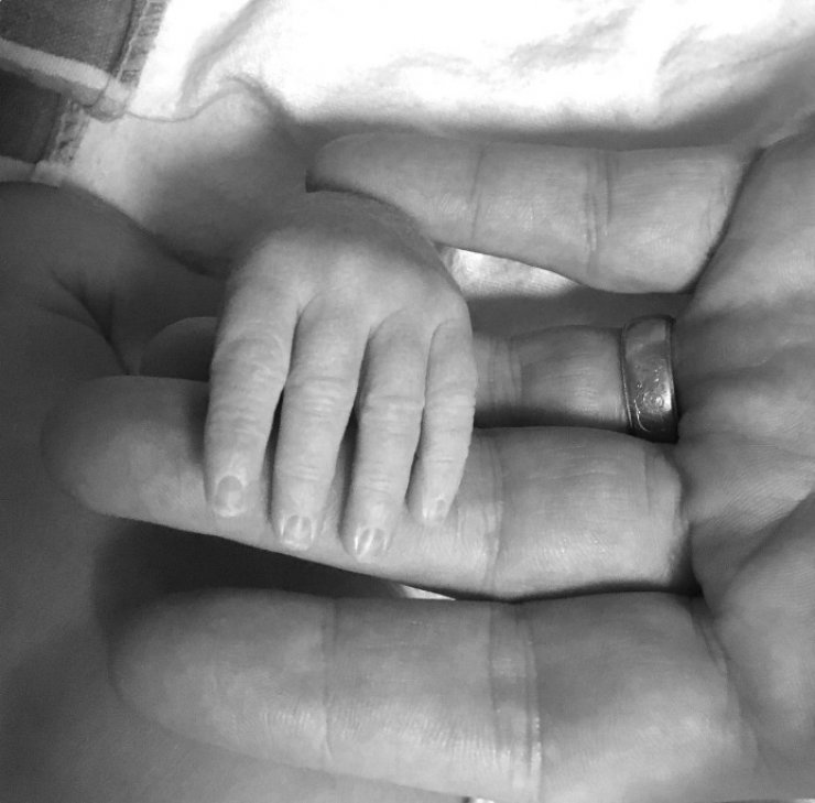 Γνωστή ηθοποιός έγινε μανούλα και πόσταρε την πρώτη φωτογραφία του γιου της!