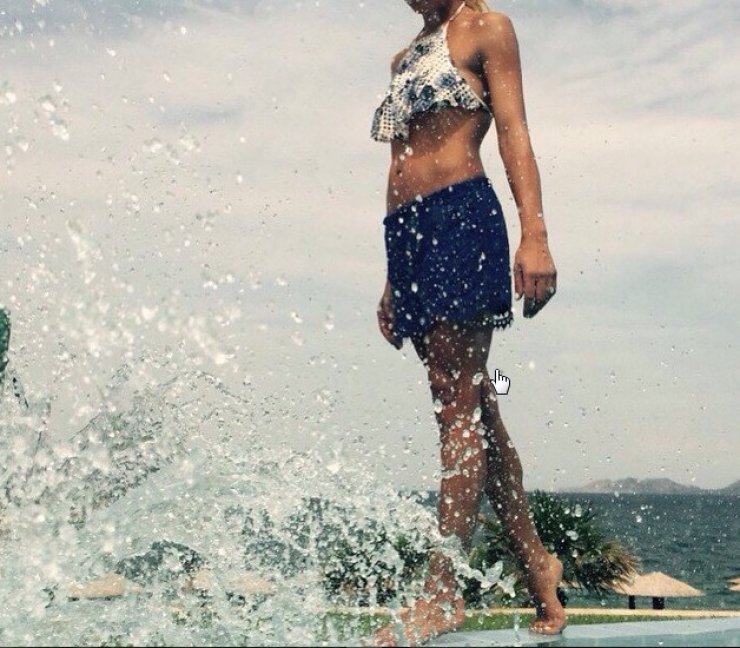 Οι διακοπές επώνυμης Κύπριας στη λίμνη Βουλιαγμένης