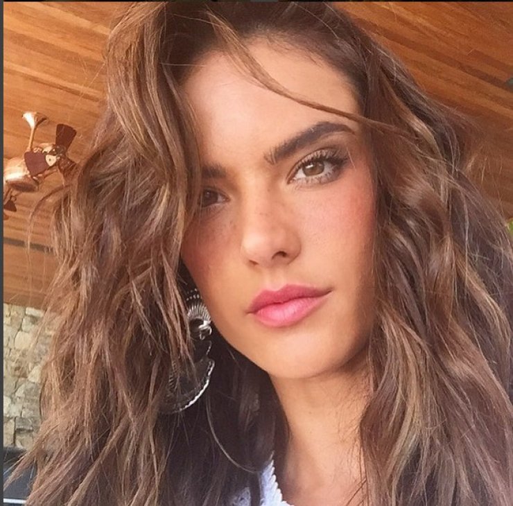 Αυτός είναι ο γνωστός Κύπριος που φωτογραφήθηκε με την Alessandra Ambrosio στη Μύκονο