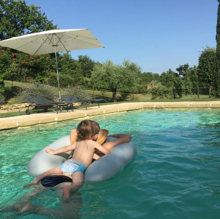 Η γυμνή φωτογραφία γνωστής ηθοποιού στο μπάνιο μαζί με τον 3χρονο γιο της 