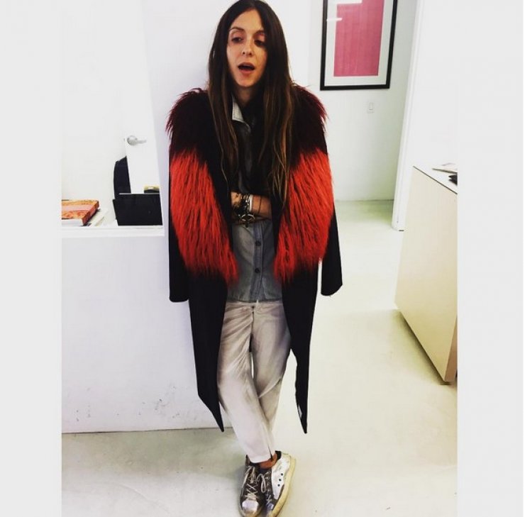 Σοφία Καρβέλα: Κάνει βόλτα τον γιο της και μας δείχνει τη φουσκωμένη της κοιλίτσα