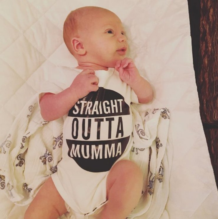 Λιώσαμε! Αγαπημένη τραγουδίστρια θηλάζει στο πάρκο τον γιο της