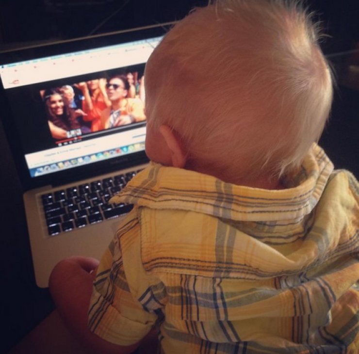 Ο γιος επώνυμης Κύπριας παρακολουθεί τον πατέρα του στο youtube