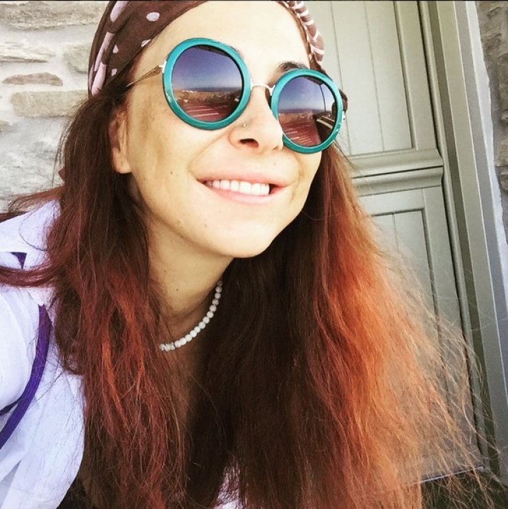 Ακομπλεξάριστη η Μελίνα Ασλανίδου ανέβασε φωτογραφία που τη δείχνει με πανάδες στο πρόσωπο και αγνώριστη