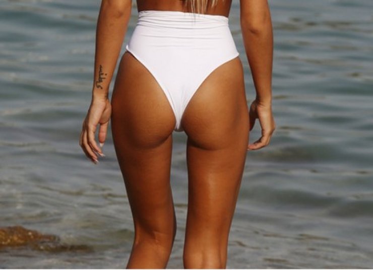 Ποια επώνυμη άναψε "φωτιά" στην παραλία με το string μαγιό της;