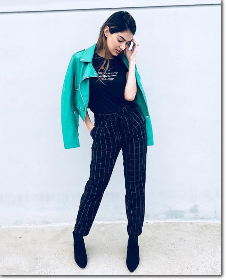 Απίστευτο! H Άντρεα Κυριάκου με crop top στον πέμπτο μήνα της εγκυμοσύνης της