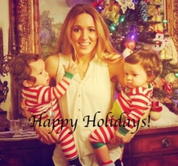 Καλομοίρα: Μας εύχεται καλή χρόνια με τα διδυμάκια της