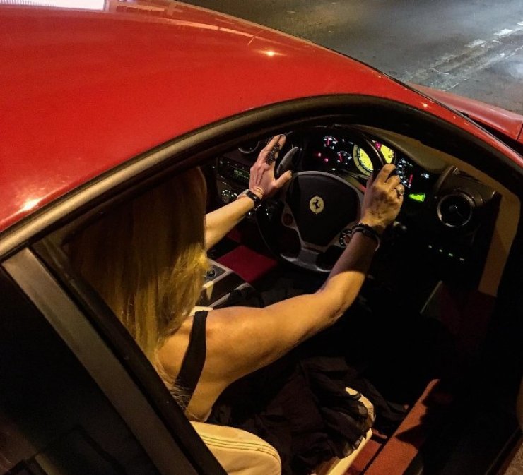 Ποια είναι η επώνυμη Κύπρια που οδηγεί την κόκκινη Ferrari;