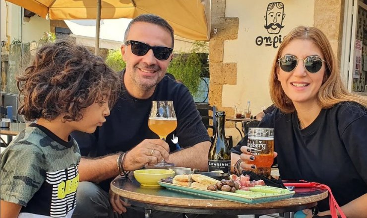 Mιχάλης Σοφοκλέους - Παναγιώτα Ιακώβου: Στόλισαν με τον γιο τους το χριστουγεννιάτικο δέντρο [εικόνα]