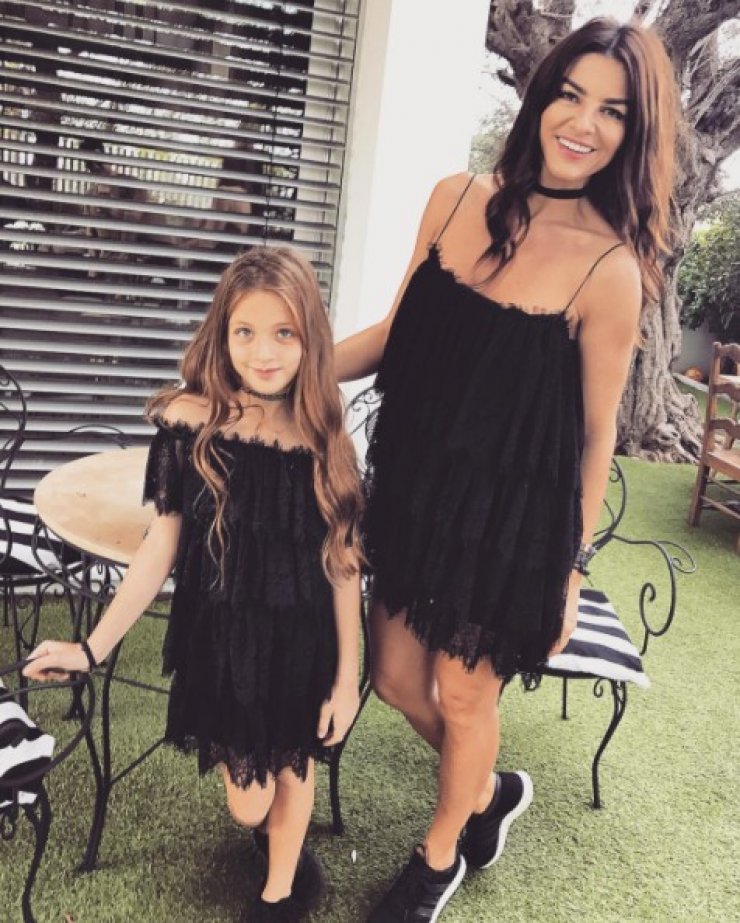 Είναι υπέροχη! Η κόρη της Ραμόνας Φίλιπ παραδίδει μαθήματα μακιγιάζ