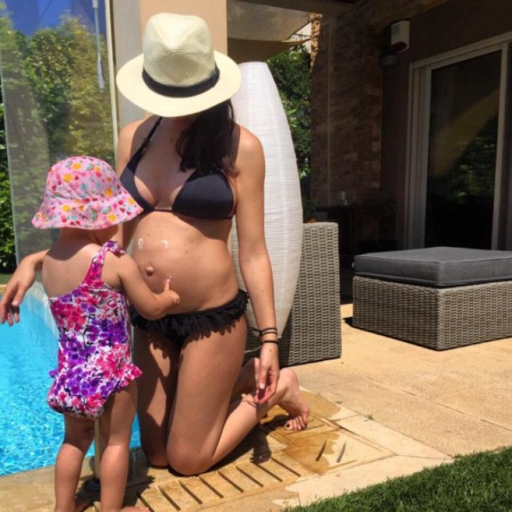 Baby boom για καλλονή! Περιμένει το δεύτερο της παιδί και μας δείχνει την φουσκωμένη της κοιλίτσα