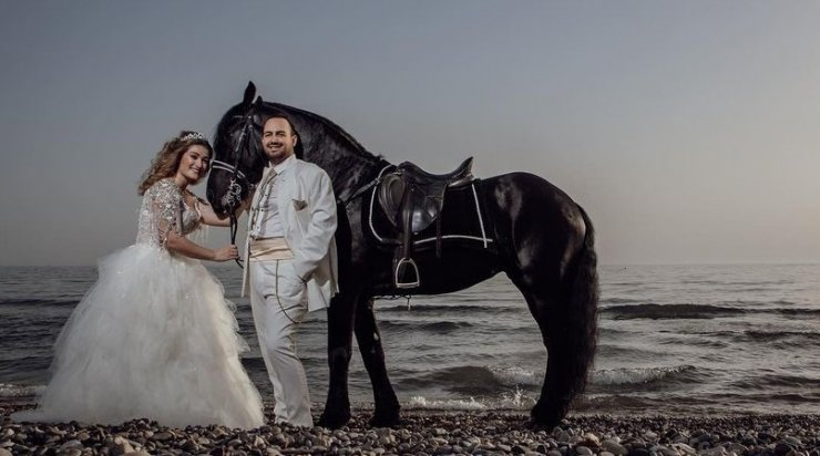 Mαυρίκιος Μαυρικίου - Ιλάειρα Ζήση: Η ρομαντική επίσημη φωτογράφηση του γάμου τους πάνω σε άλογα [εικόνες]