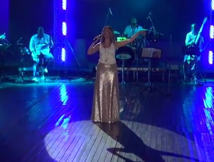 Η εκπληκτική έναρξη της συναυλίας του Ράδιο Πρώτο "Φεγγάρι μου" με τη μοναδική Νατάσα Θεοδωρίδου