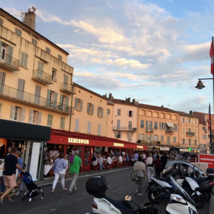 Επώνυμο ζευγάρι γιορτάζει την επέτειο του γάμου τους στο μαγευτικό Saint Tropez