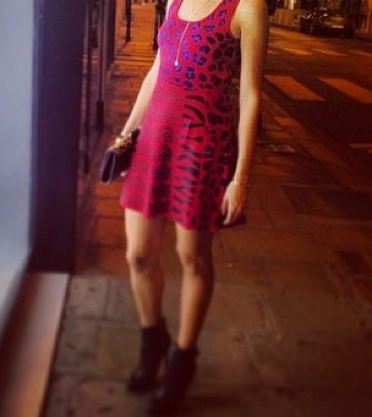 Γνωστή Κύπρια socialite στο Παρίσι φορώντας μίνι φόρεμα με 13 βαθμούς θερμοκρασία